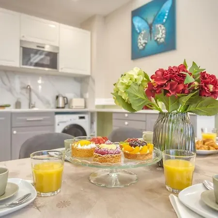 Апартаменты Charming New 2 Bedrooms With Aircon Париж