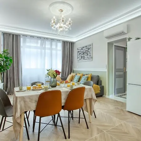 Charming New 2 Bedrooms With Aircon דירה