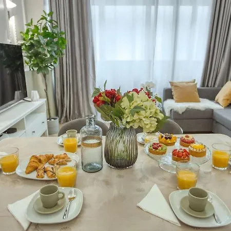 Charming New 2 Bedrooms With Aircon Апартаменты *