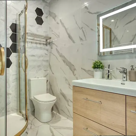 Charming New 2 Bedrooms With Aircon דירה *