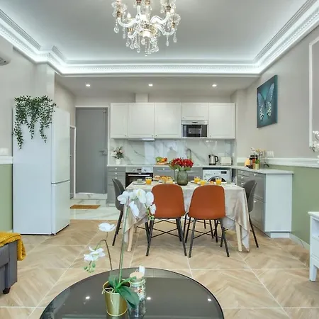 Апартаменты Charming New 2 Bedrooms With Aircon Париж