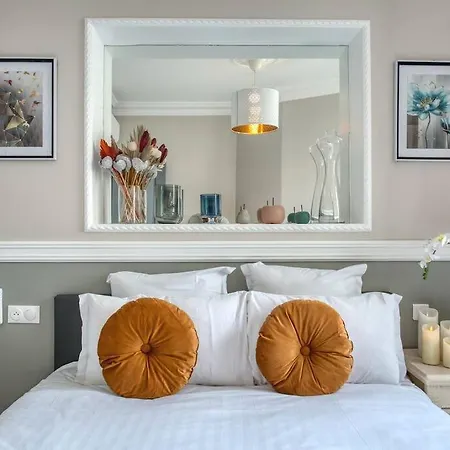 Charming New 2 Bedrooms With Aircon شقة *
