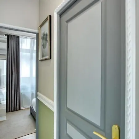 Charming New 2 Bedrooms With Aircon باريس