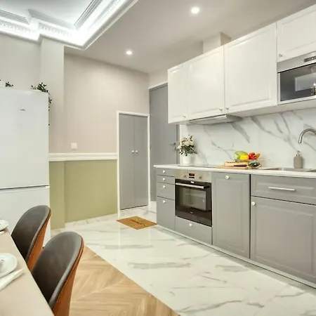 Charming New 2 Bedrooms With Aircon شقة